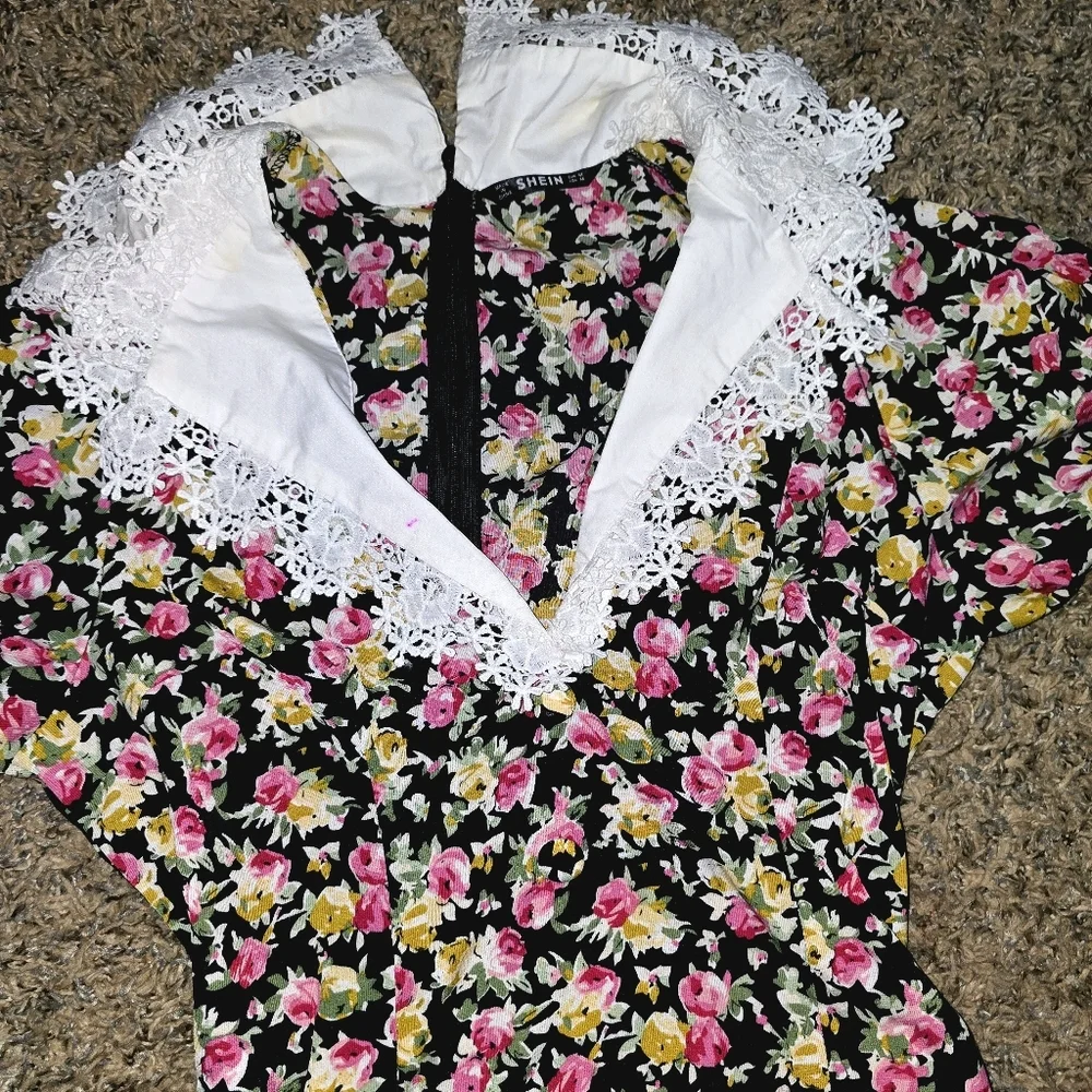 Floral Puff Sleeve Dress with Lace Collar, Medium – Vintage Cottagecore - Picture 5 of 5